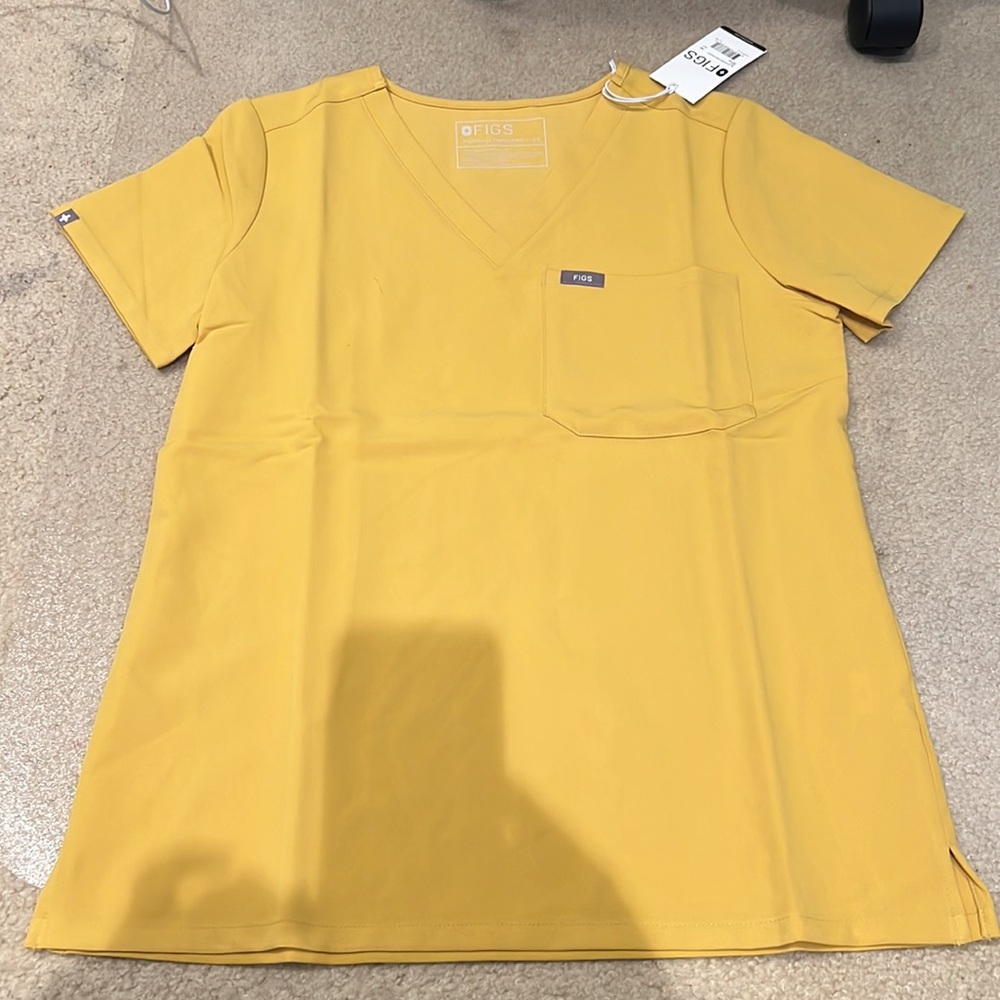 FIGS Scrub Set Catarina Top/ Zamora Jogger Light Gold - Picture 4 of 11